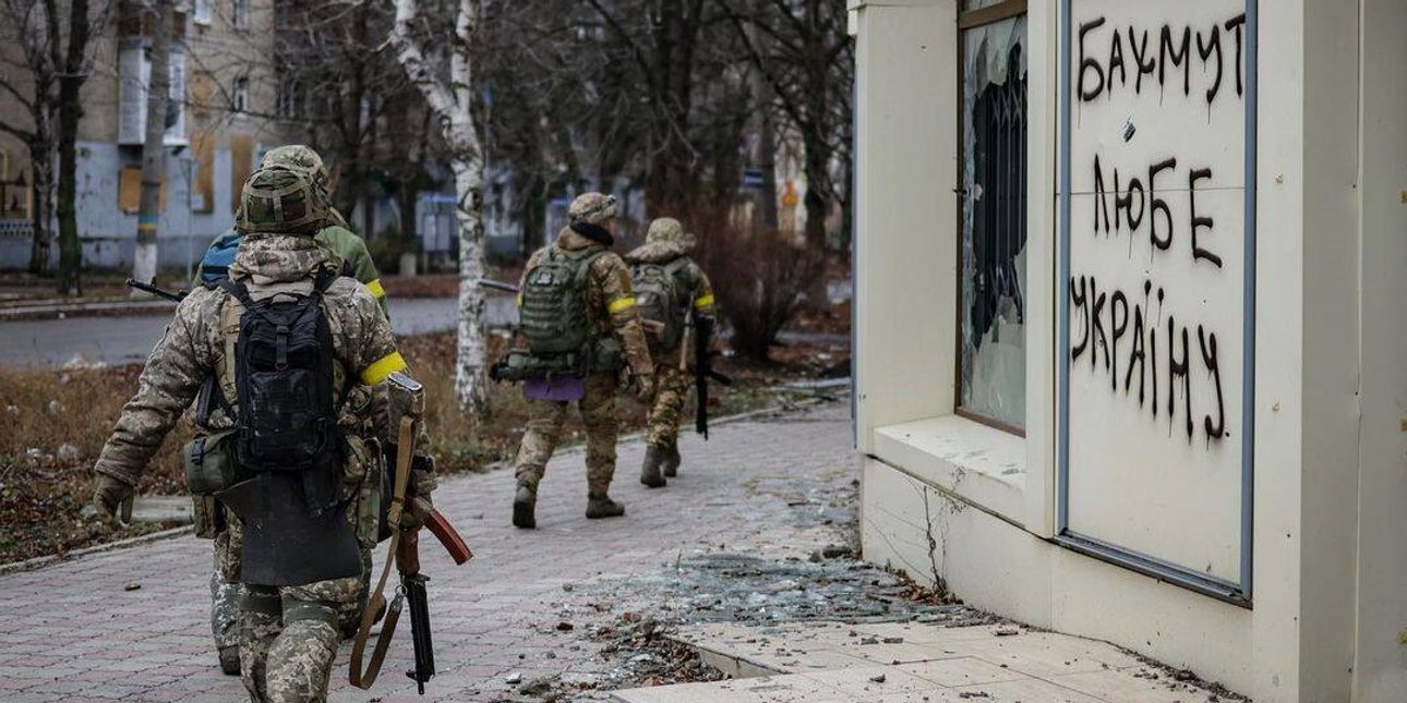 Бахмута окружение, окружение Бахмута, бахмут, бахмут новости, происходящая в бахмуте обстановка в бахмуте, россияне захватили восточную часть бахмута, бахмутка, ситуация в бахмуте, ВСУ вышли из бахмута