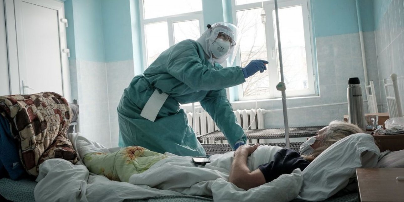 Медсестра и пациент в украинской больнице