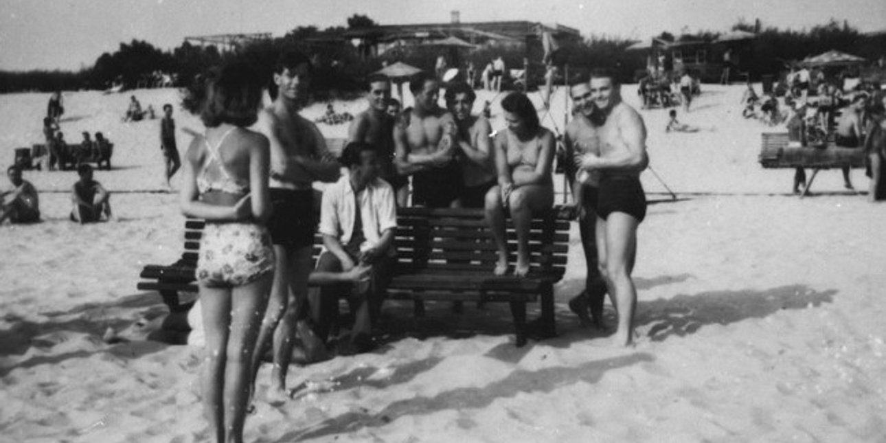 1942 рік. Київські дівчата на пляжі Труханова острова в компанії німецьких солдатів. Фото с сайту starkiev.com