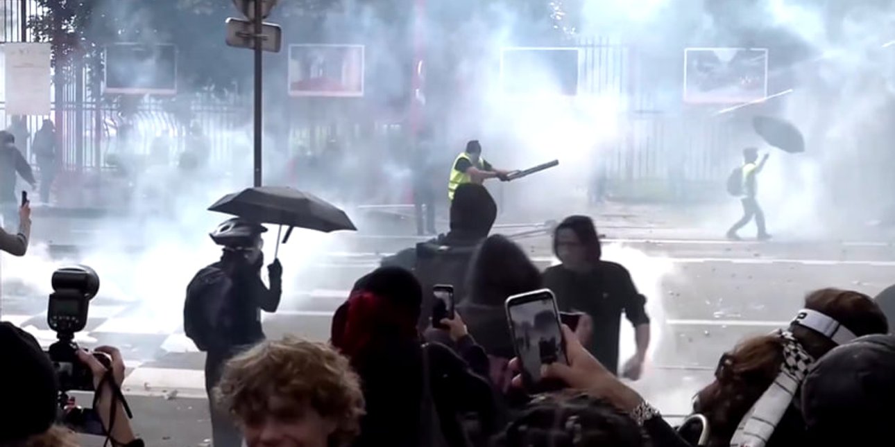 Столкновение полиции с протестующими в Париже