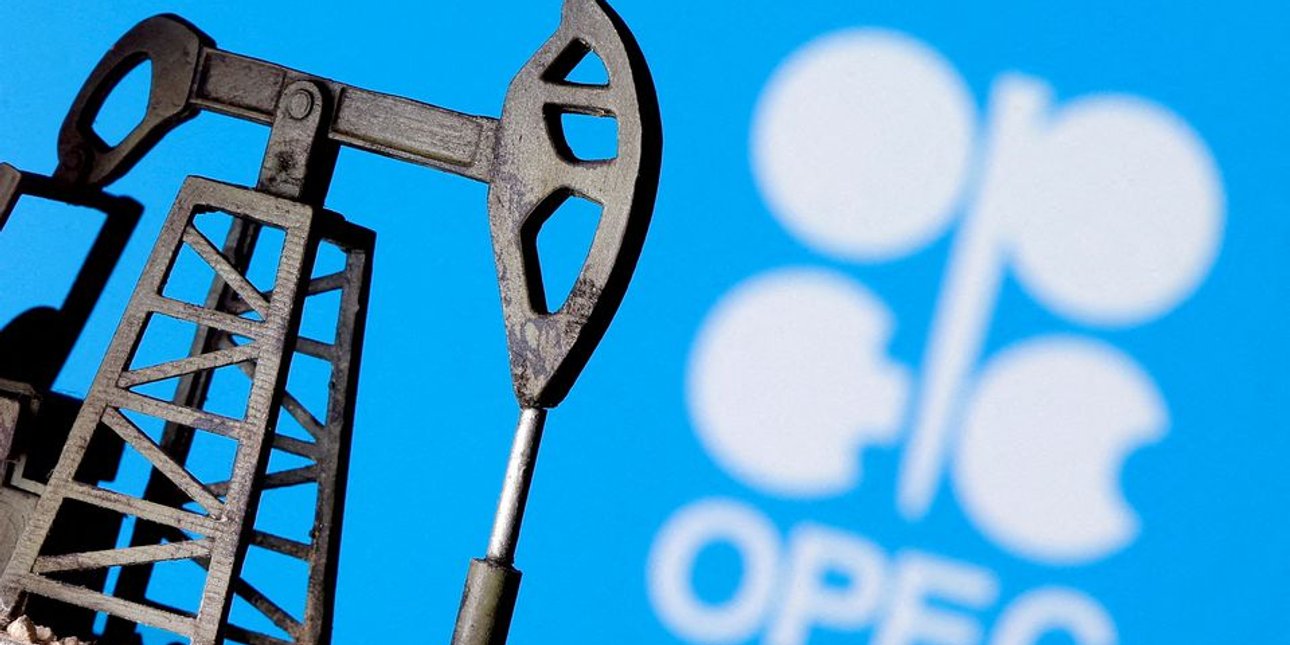Нефтяная вышка на фоне логотипа ОПЕК