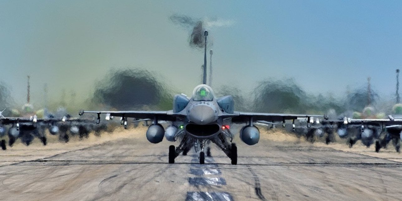 Винищувач F-16 на злітній смузі