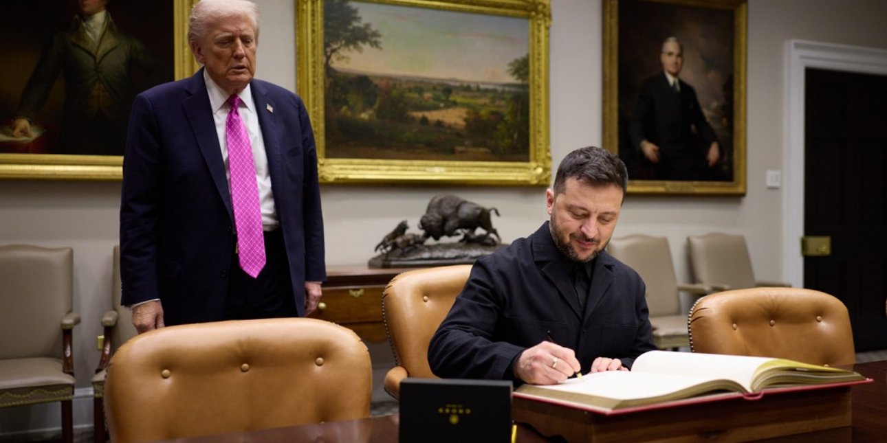 Зеленський підписує документи в присутності Трампа