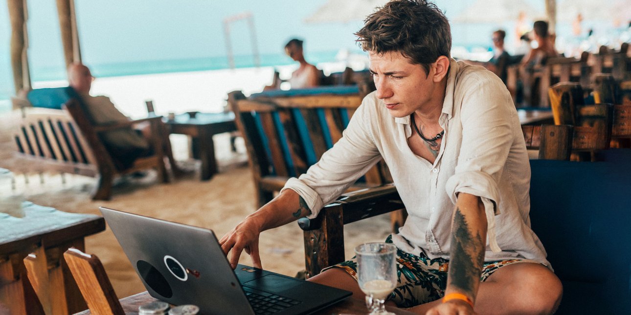Робота з ноутбуком на пляжі