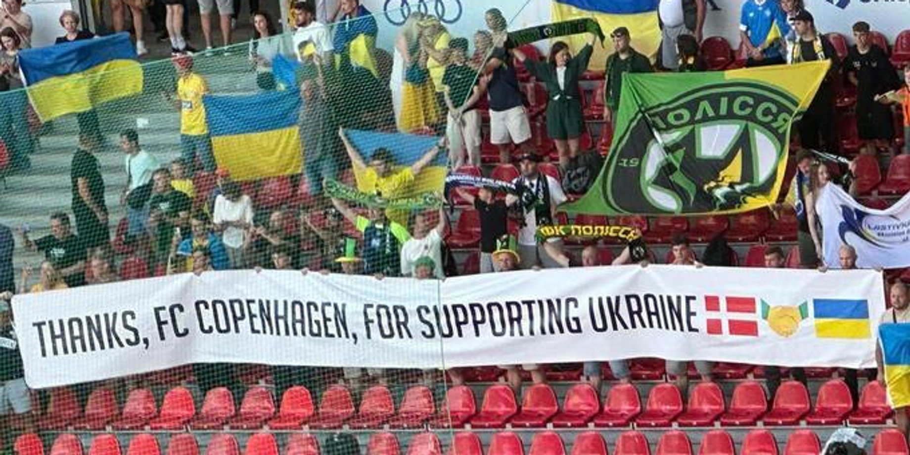 "Дякуємо за підтримку України": вболівальники "Полісся" присвятили банер фанам "Копенгагену" (фото)