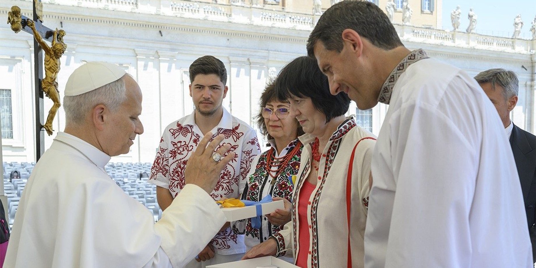 Папа Римський отримав в подарунок українську вишиванку від Галини Шуневич