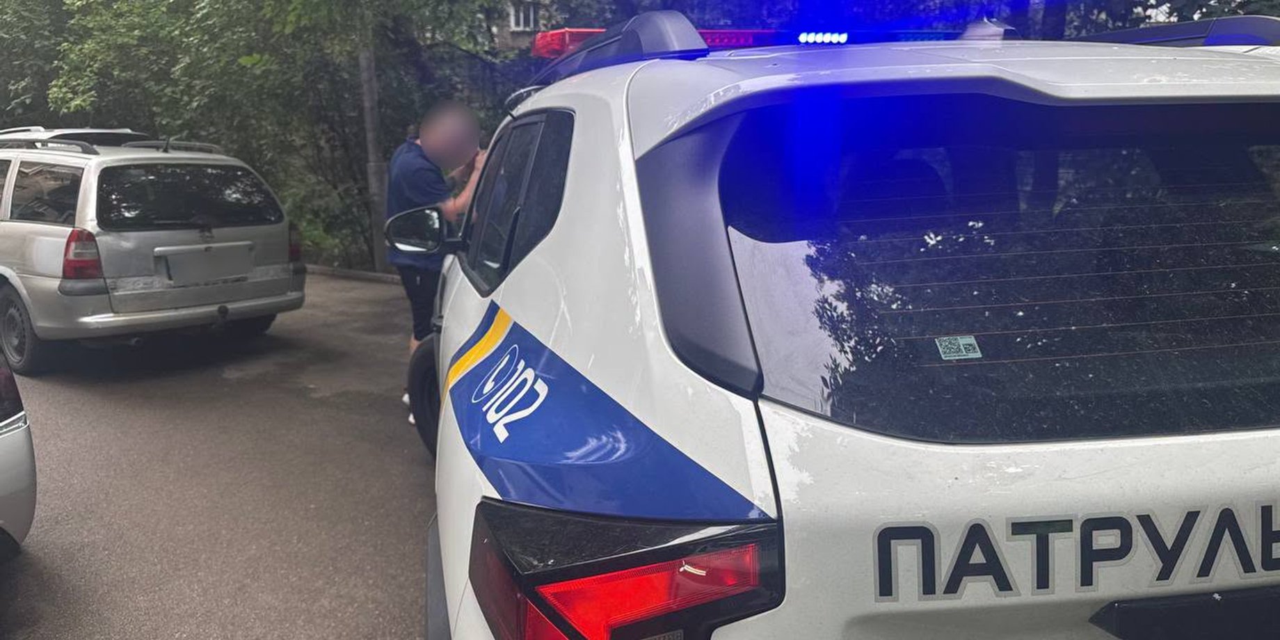 У Києві підліток напав на рідних із ножем і поранив поліцейського (відео)