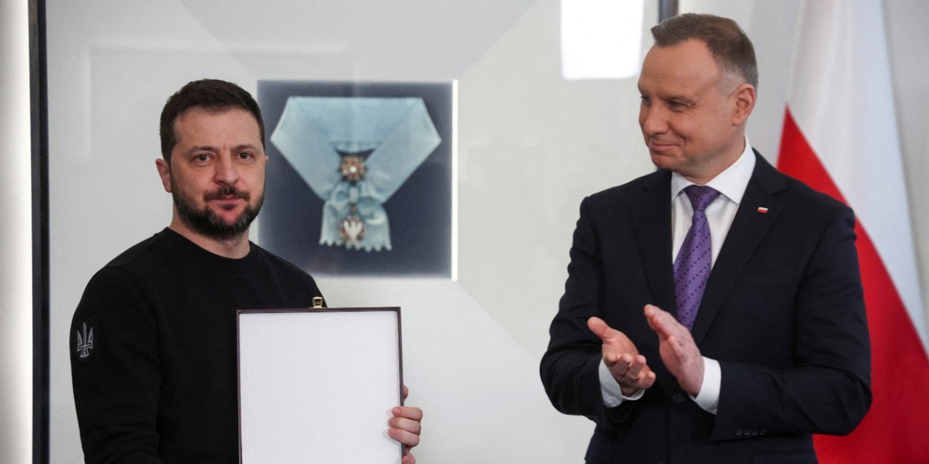 "Дроном буде швидше": українці жартують про відправку Зеленським ордена через "Нову Пошту"