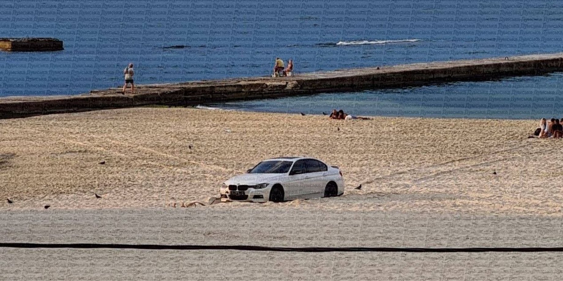 Дівчина на BMW застрягла в піску на одеському пляжі, — ЗМІ (фото)