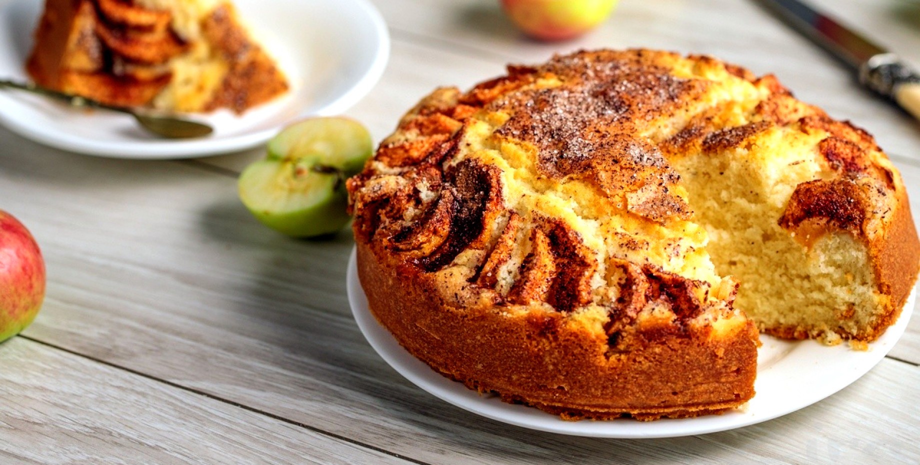 Пирог быстро и вкусно в духовке. ОЛМАЛИ пироглар. Пирог с яблоками. Низкокалорийная выпечка с яблоками. Пирог с яблоками в духовке.