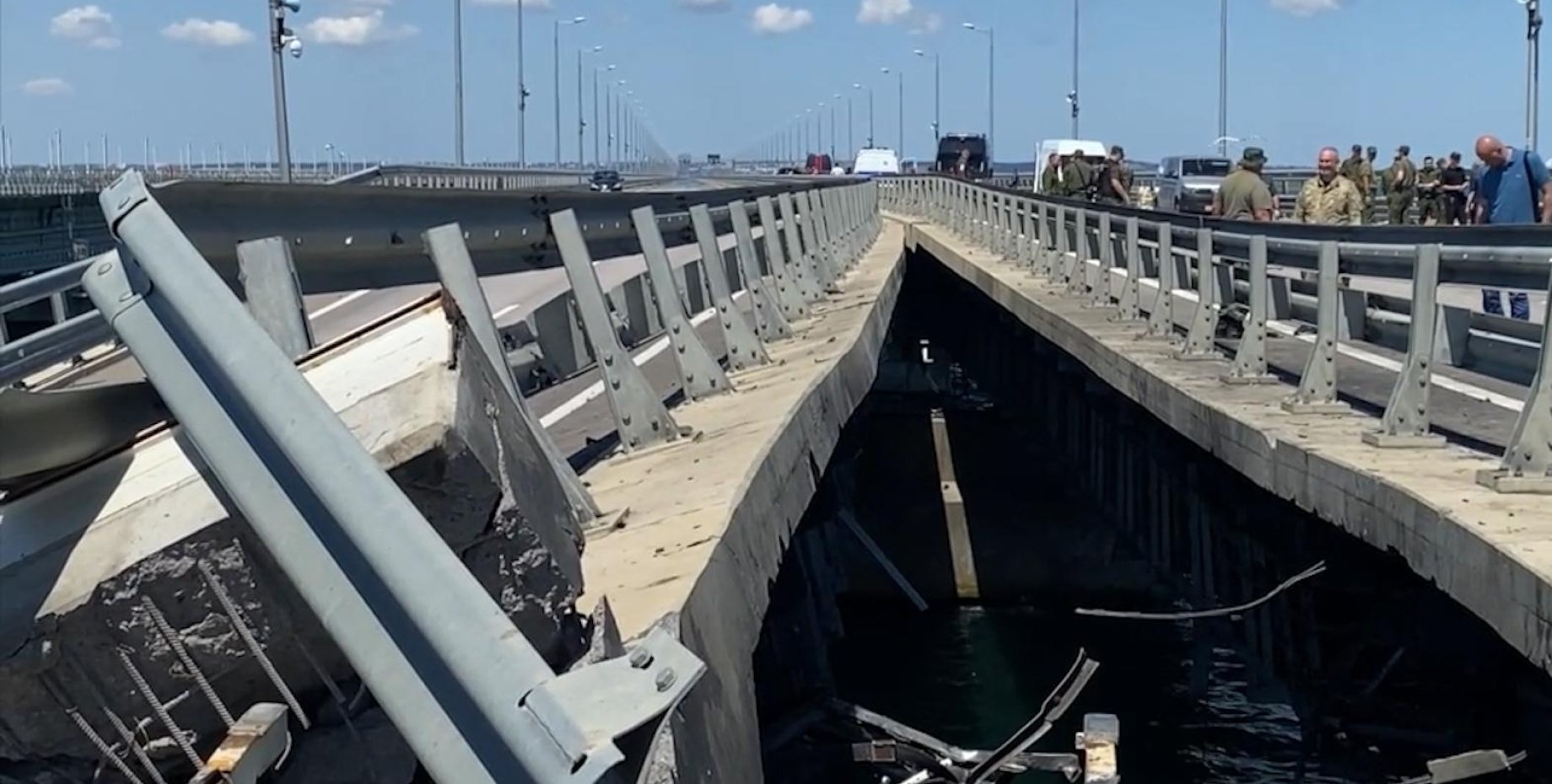 Подрыв моста в чапаевске. Крымский мост взорвали 2022. Крымский мост взорвали 2022 Украина. Взрыв моста. Подрыв моста.