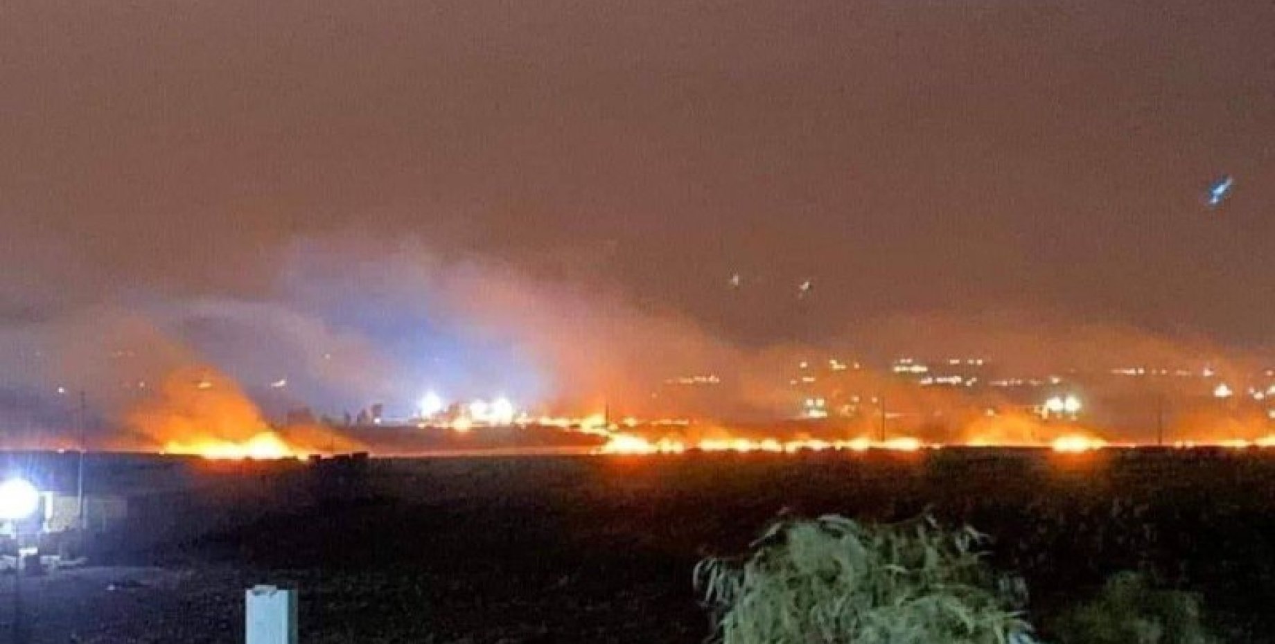 Удар израиля по посольству ирана в сирии. Ирак сейчас 2022. Взрыв в небе. Пожар в городе.