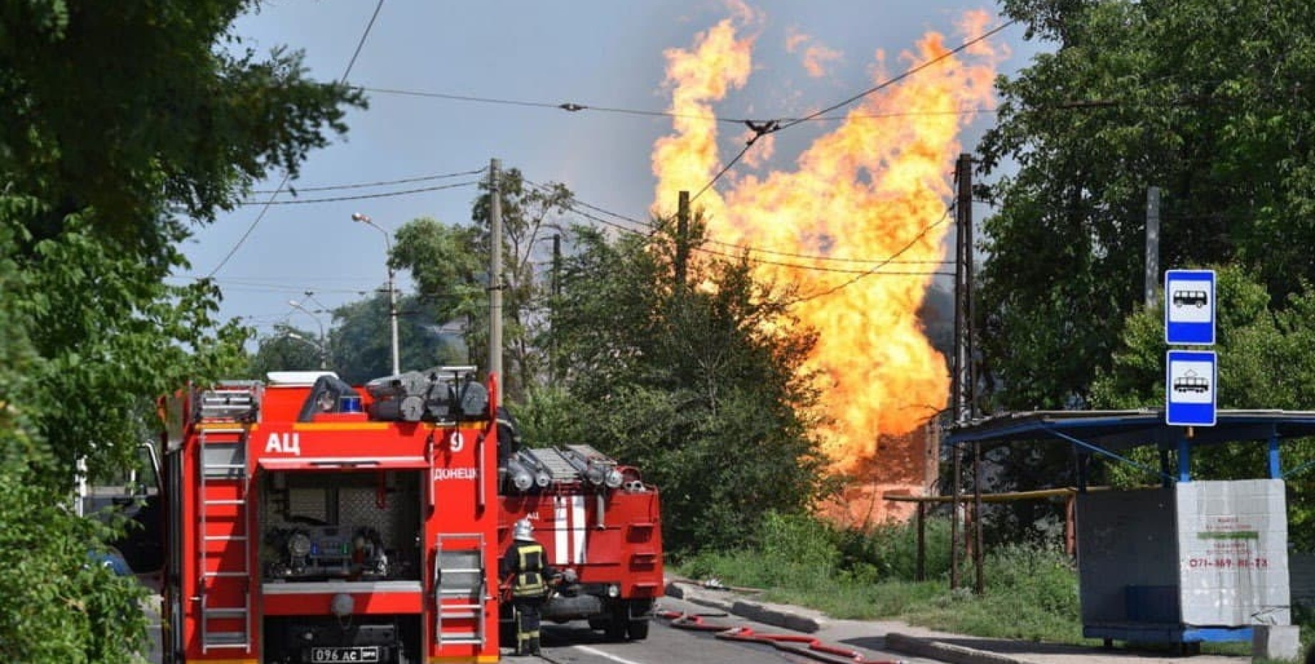 Горящий газопровод. В центре Донецка прогремел мощный взрыв. В Донецке прогремел мощный взрыв. Пожар на газопроводе. Донецк пожар.