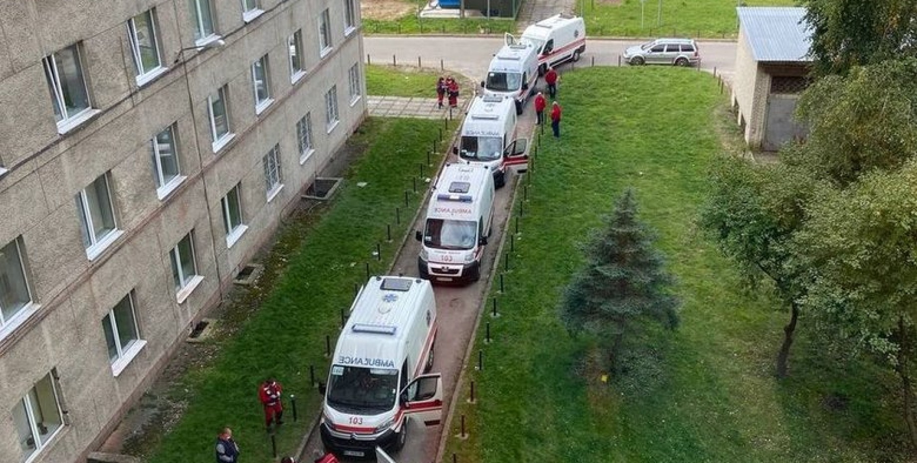 Около больнице. Очередь в больницу на улице. Очередь в больнице фото. Больница скорой помощи.