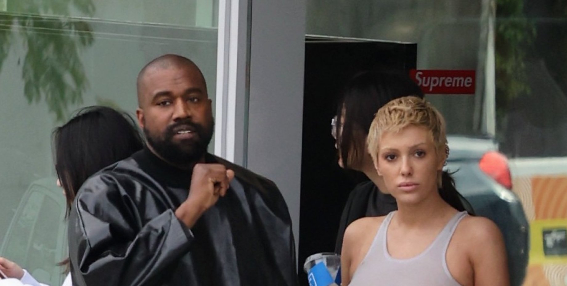 Новая жена Канье Уэста обмотала голову шарфом — странный выход Бьянки ...