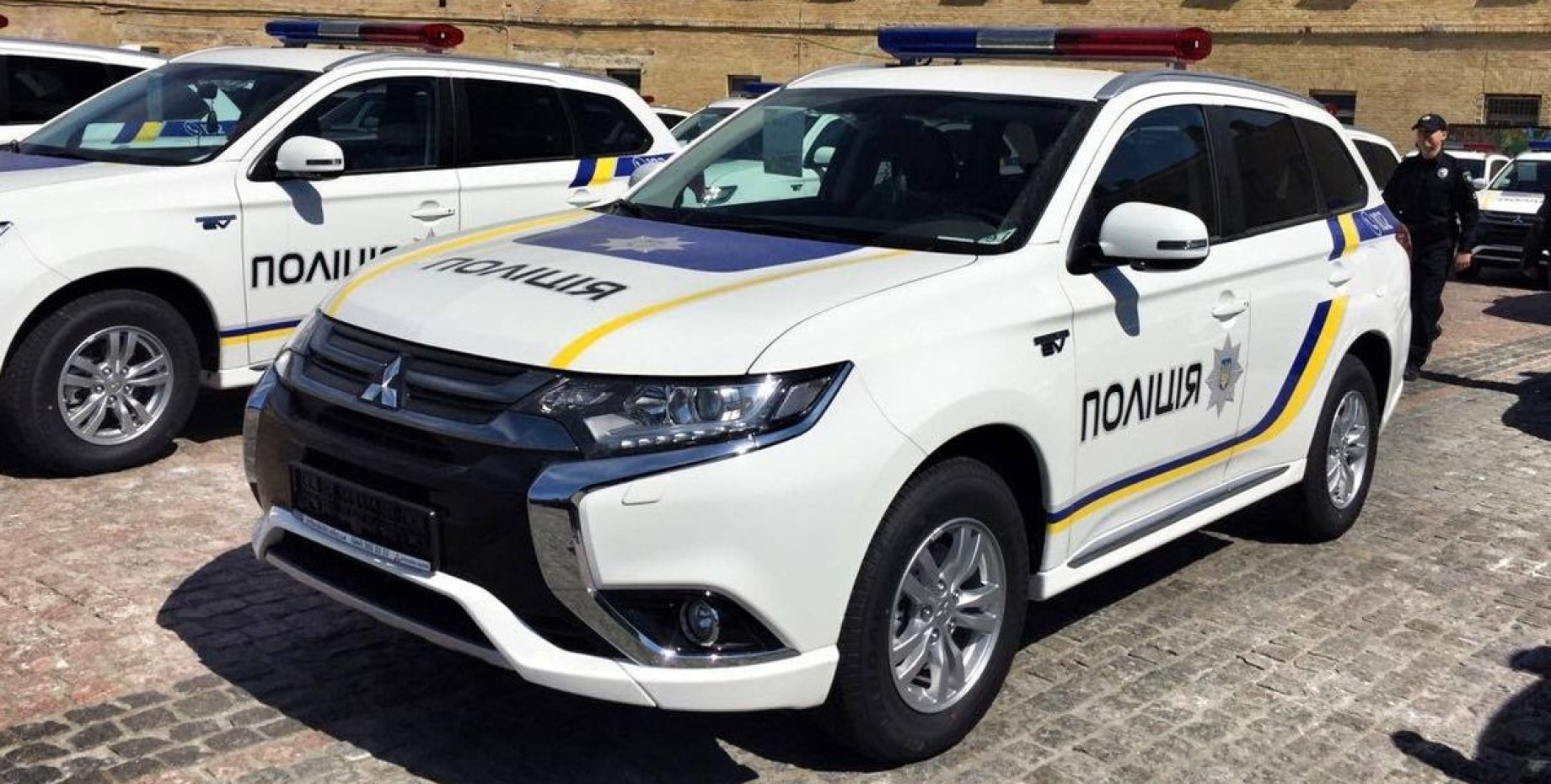 Украинские машины. Mitsubishi Outlander Police. Митсубиси Аутлендер полиция Украины. Мицубиси Аутлендер полиция. Полицейский Mitsubishi Outlander.