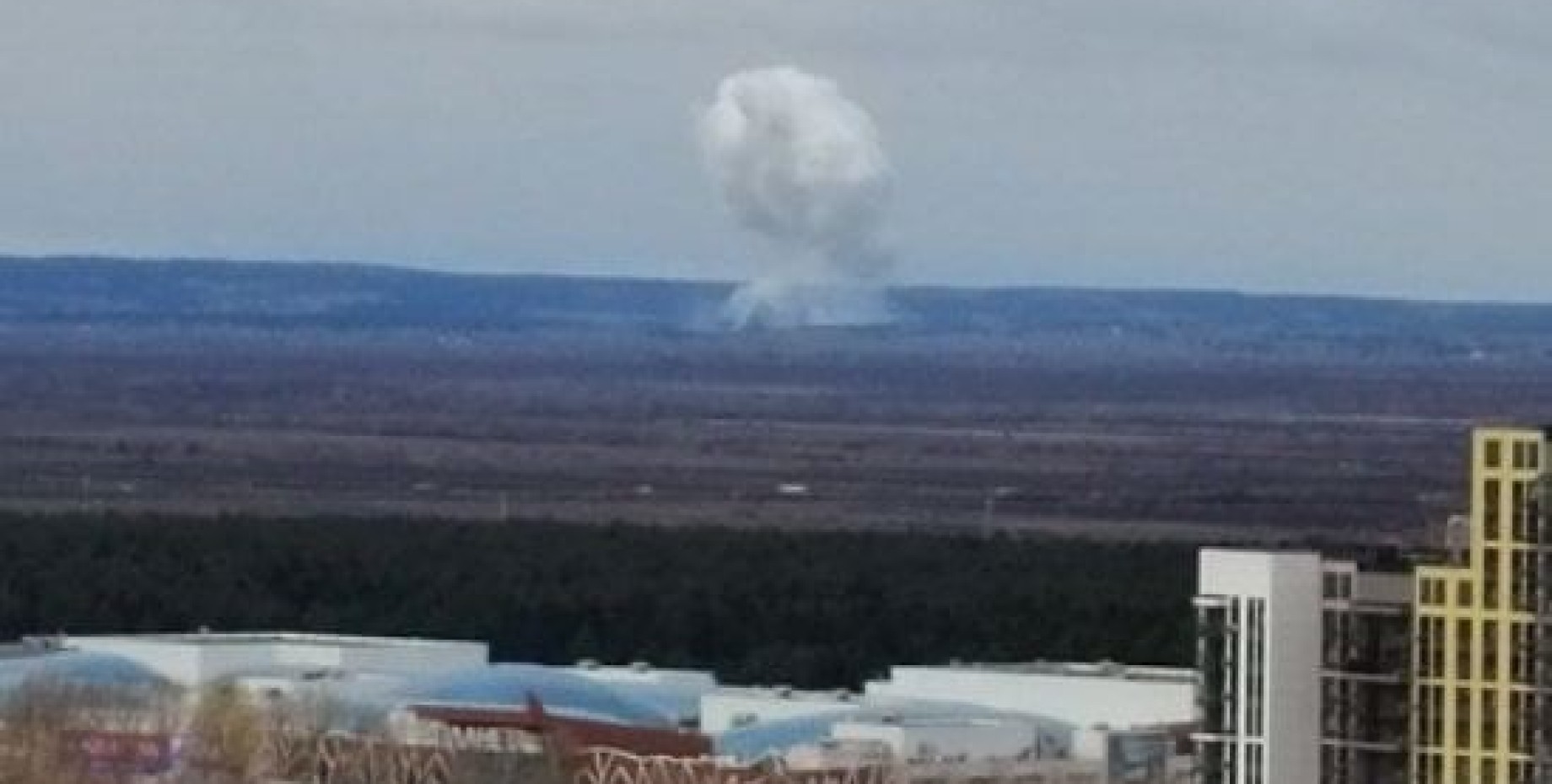 Пороховой завод сегодня. Взрыв на пороховом заводе в Перми. Дым от заводов. Град и смерч.