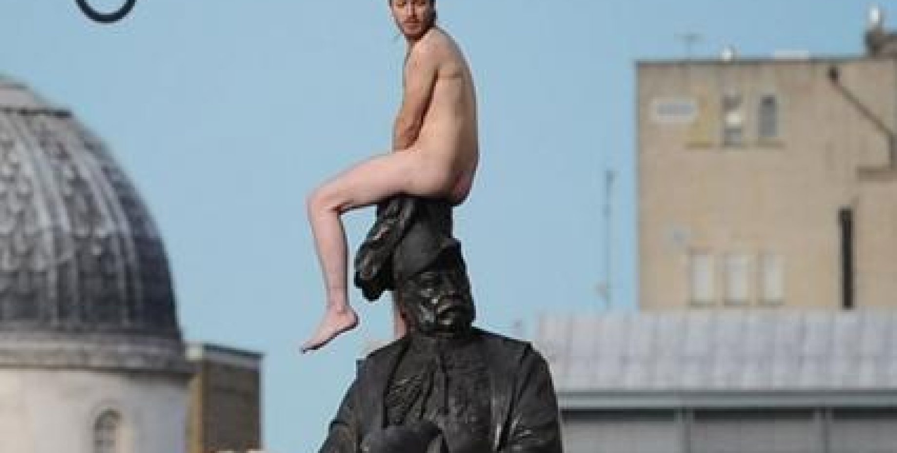 памятник голым мужикам фото 30