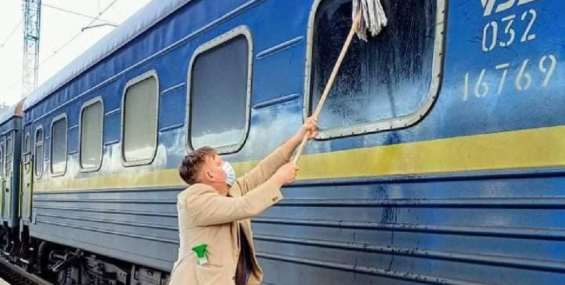 Вагон вошла она улыбнулась из окна. Поезда Украины. Моют поезд.