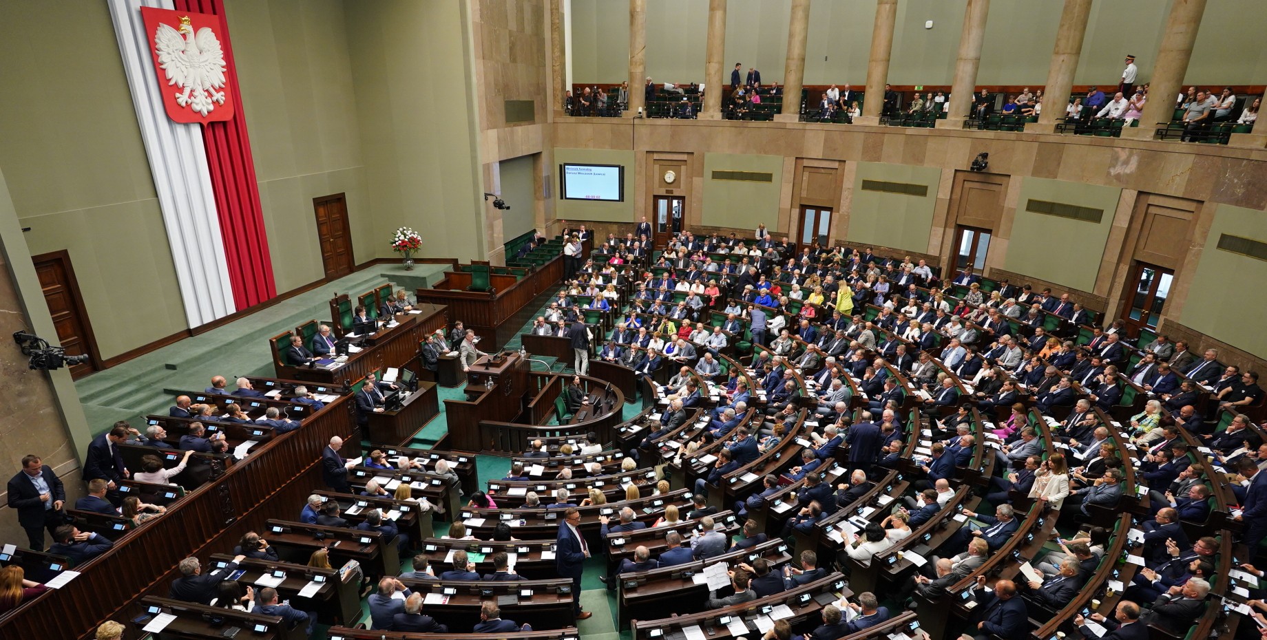 Сейм польши. Зал парламента Польши. Флаг Польши в парламенте. Национальное собрание Польши.