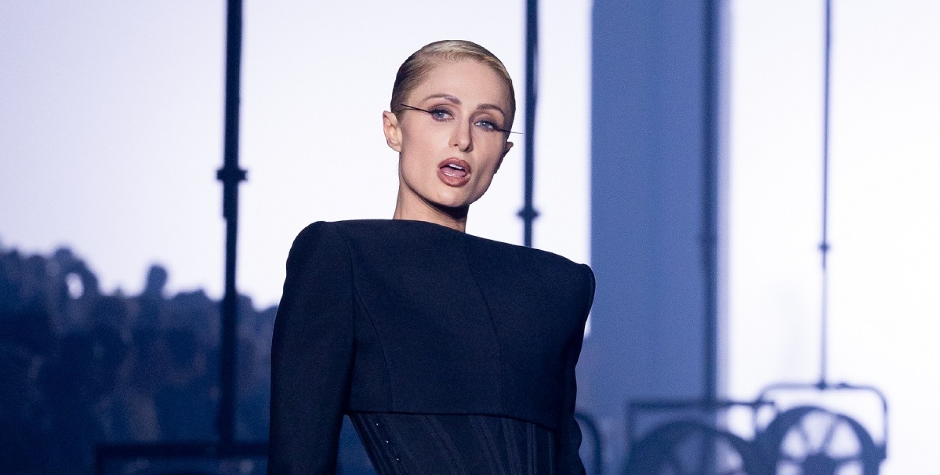 Пэрис Хилтон показала футуристичный наряд на Неделе моды в Париже ...