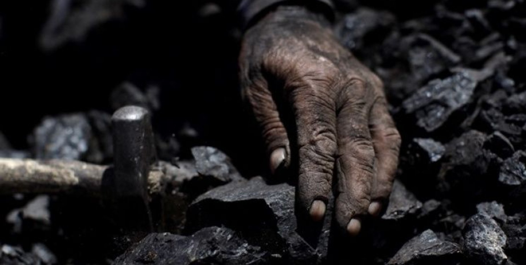 Какова судьба горняков. Уголь в руках. Шахтер уголь. Донбасс добыча угля. Уголь под землей.