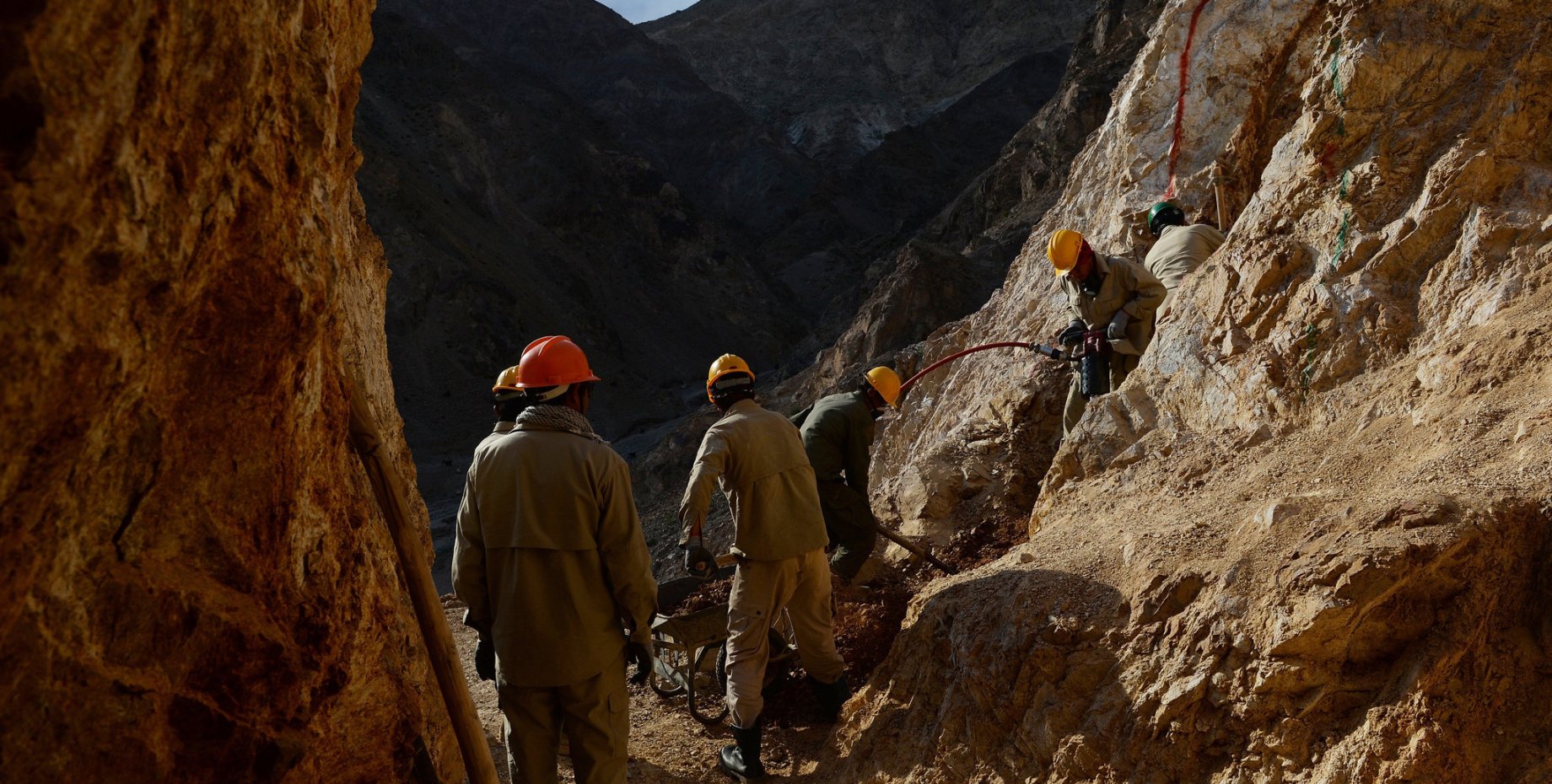 Полезные ископаемые гималаи. Полезные ископаемые Афганистана. Добыча полезных ископаемых в горах. Добыча полезные ископаемые в горах. Промышленность Афганистана.