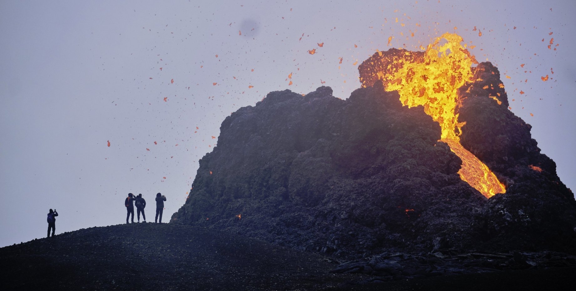 Извержение вулкана в исландии 2010. Извержение вулкана в исландии 2021. Вулкан в исландии фаградальсфьядль. Извержение вулкана фото. Исландия вулкан эйяфьятлайокудль извержение 2010.