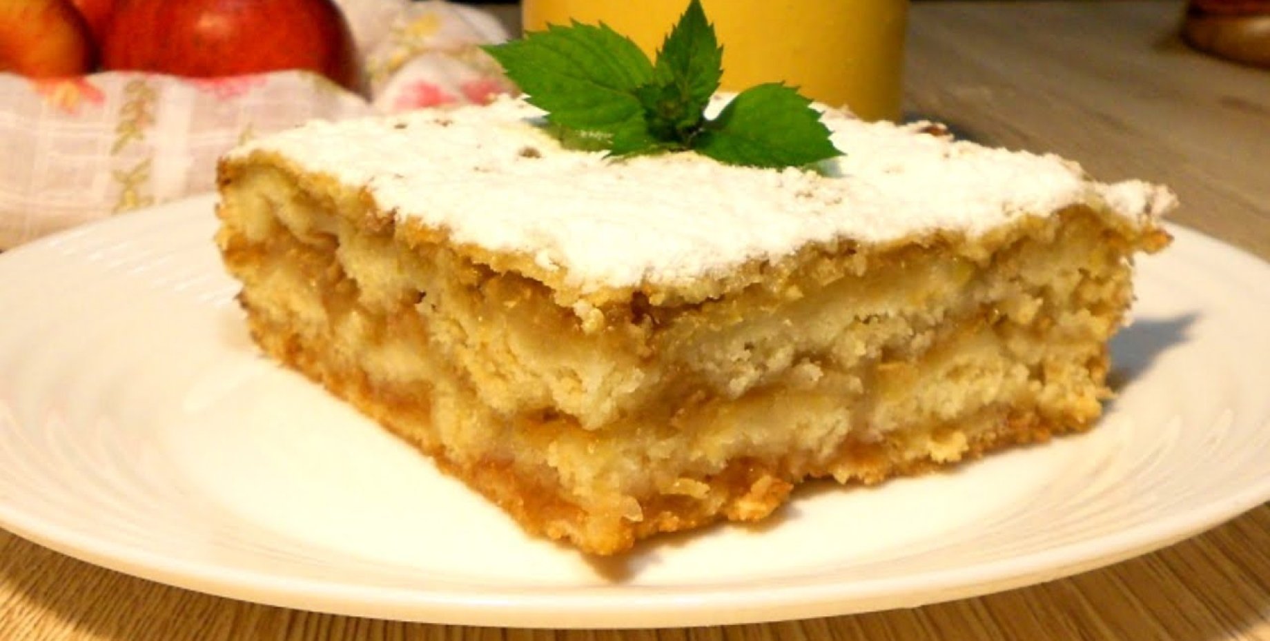 Десерт из яблок со сметаной и крошкой печенья