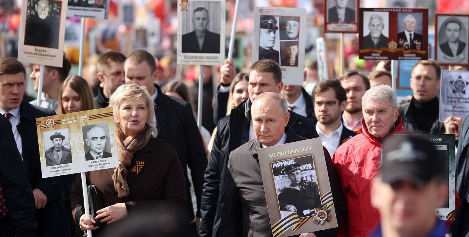 Путин с фото отца бессмертный полк