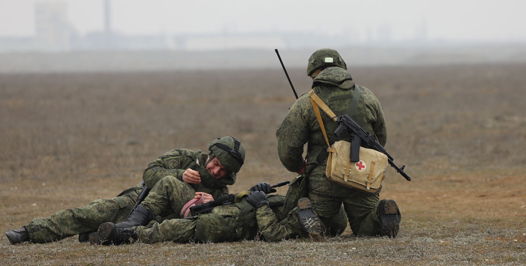 Раненые бойцы вагнер. Военные медики на поле боя.