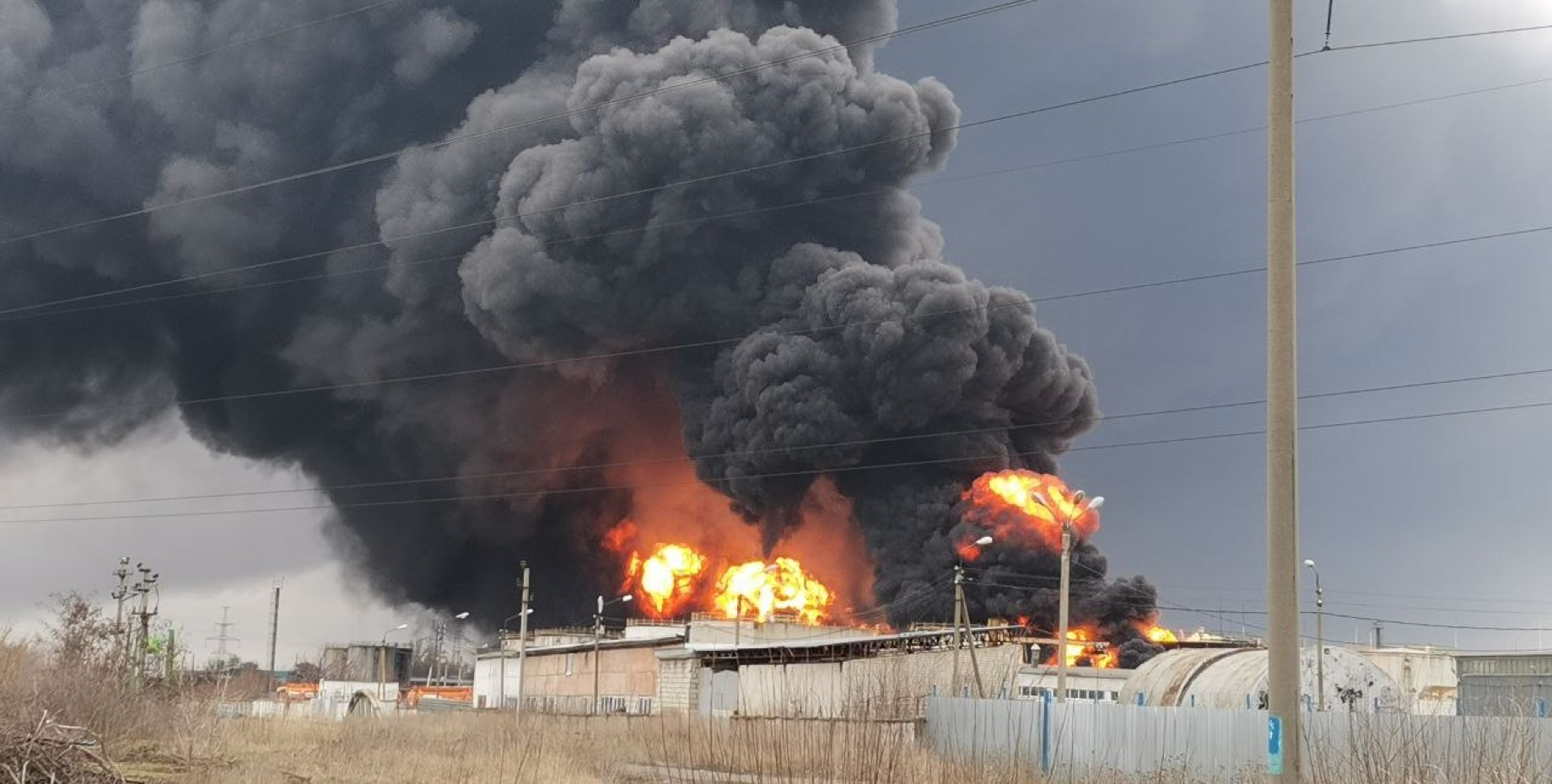 Обстановка в белгороде на данный момент. Взрыв нефтебазы в Белгороде. ВСУ обстреляли нефтебазу в Белгороде. Белгород взрывы 2022 года нефтебазе. Пожары и взрывы.