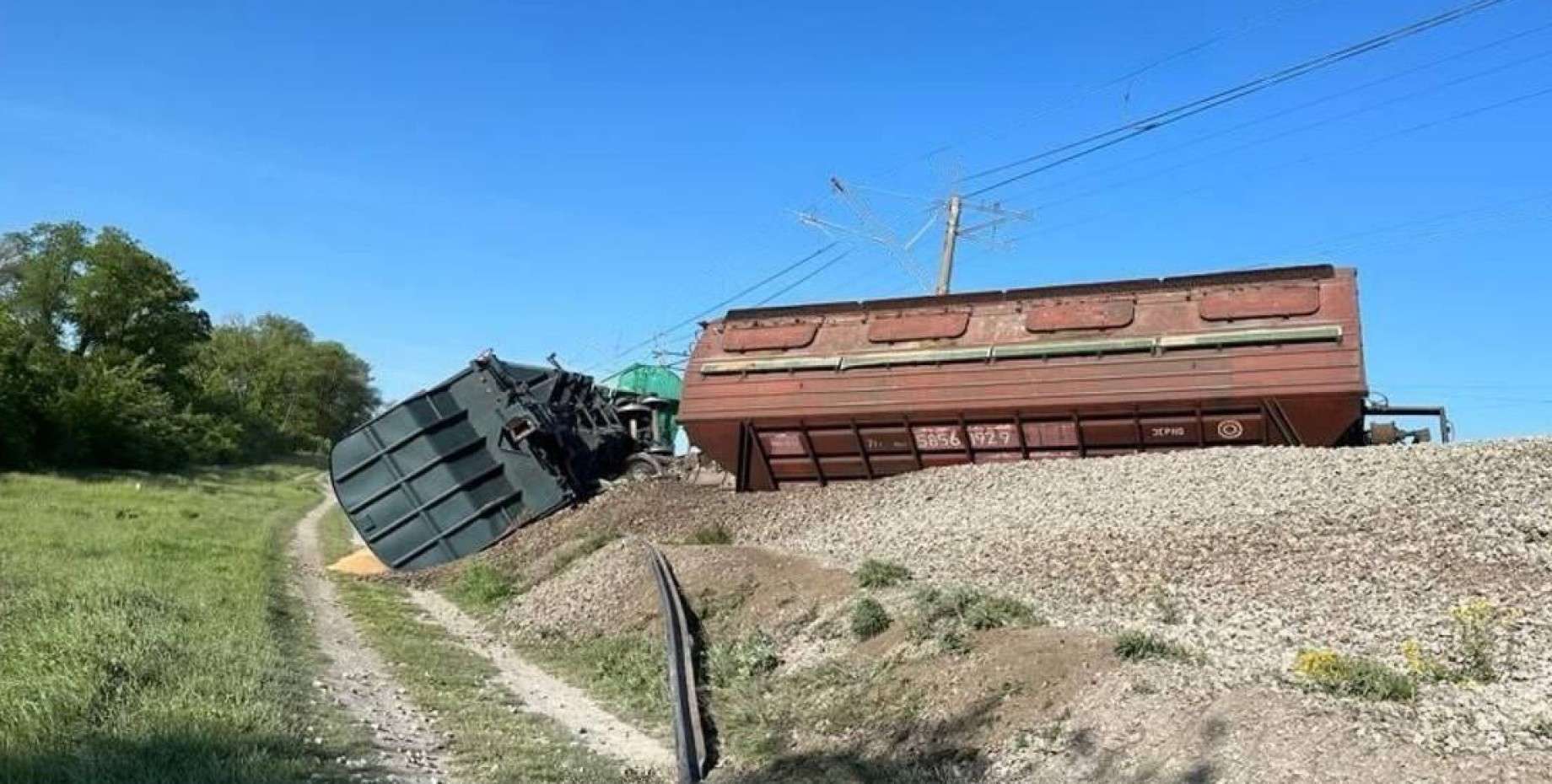 Поезд пришел в симферополь. Сход поезда. Вагон с зерном. Сход вагонов с зерном.