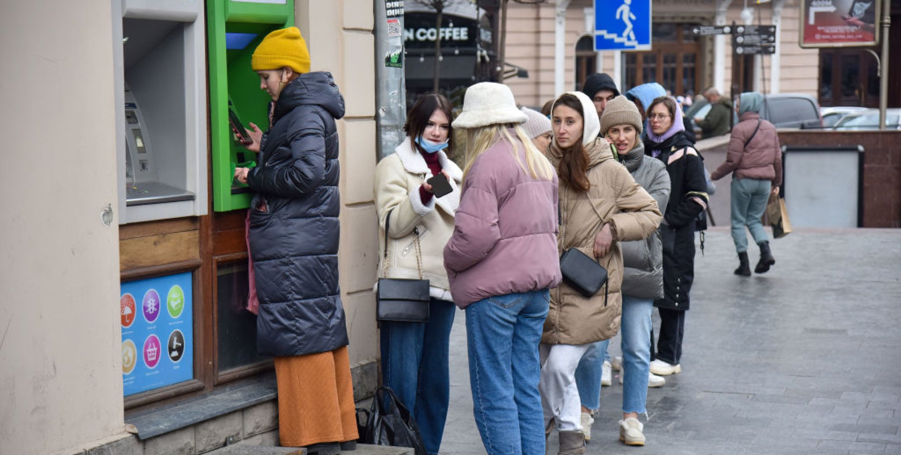 Люди активно используют банкоматы в повседневной жизни. Очередь в Банкомат. Очередь в банк. Банковская фото Украина. Очередь в банке летом.