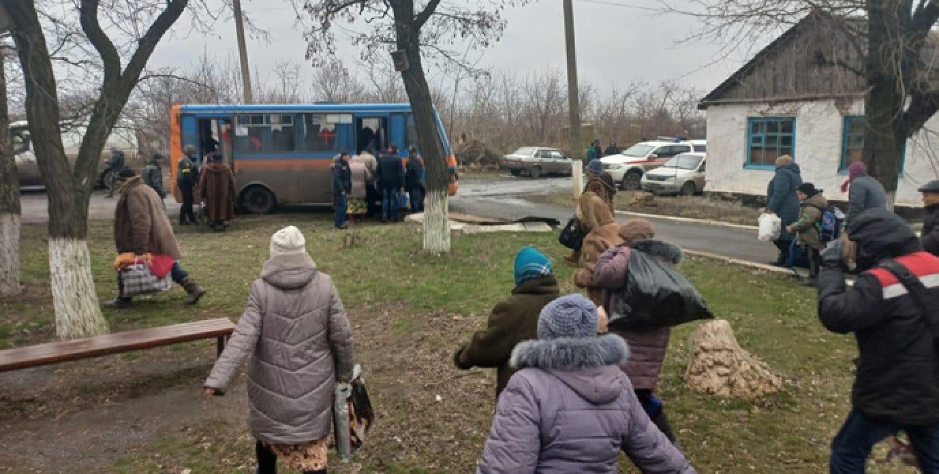 В волновахе убили 9. Мариупольцы эвакуируются из города. Эвакуация людей. Беженцы из Мариуполя 6 марта 2022. Мариуполь эвакуация.