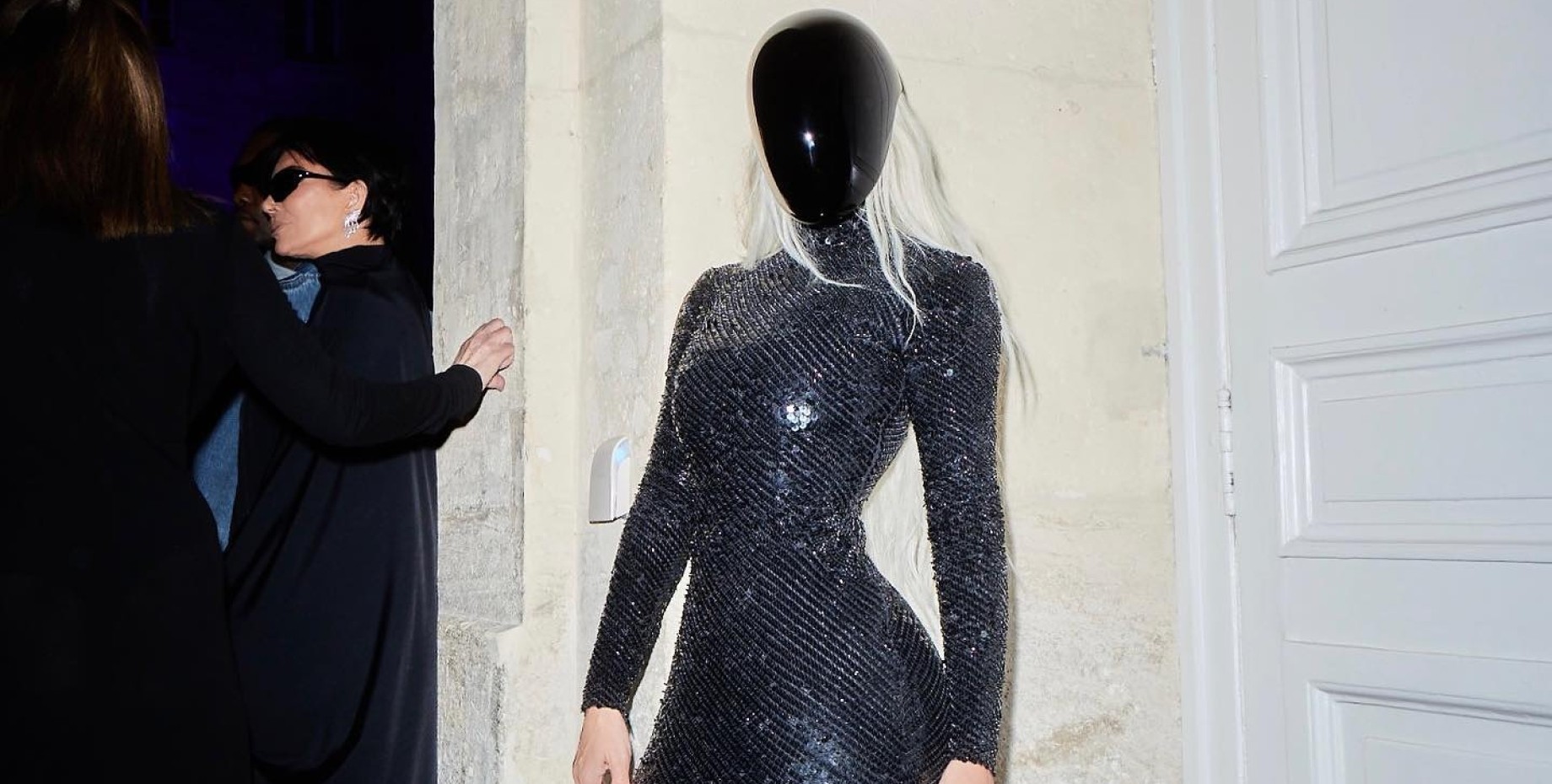 Ким Кардашян на показе Баленсиага