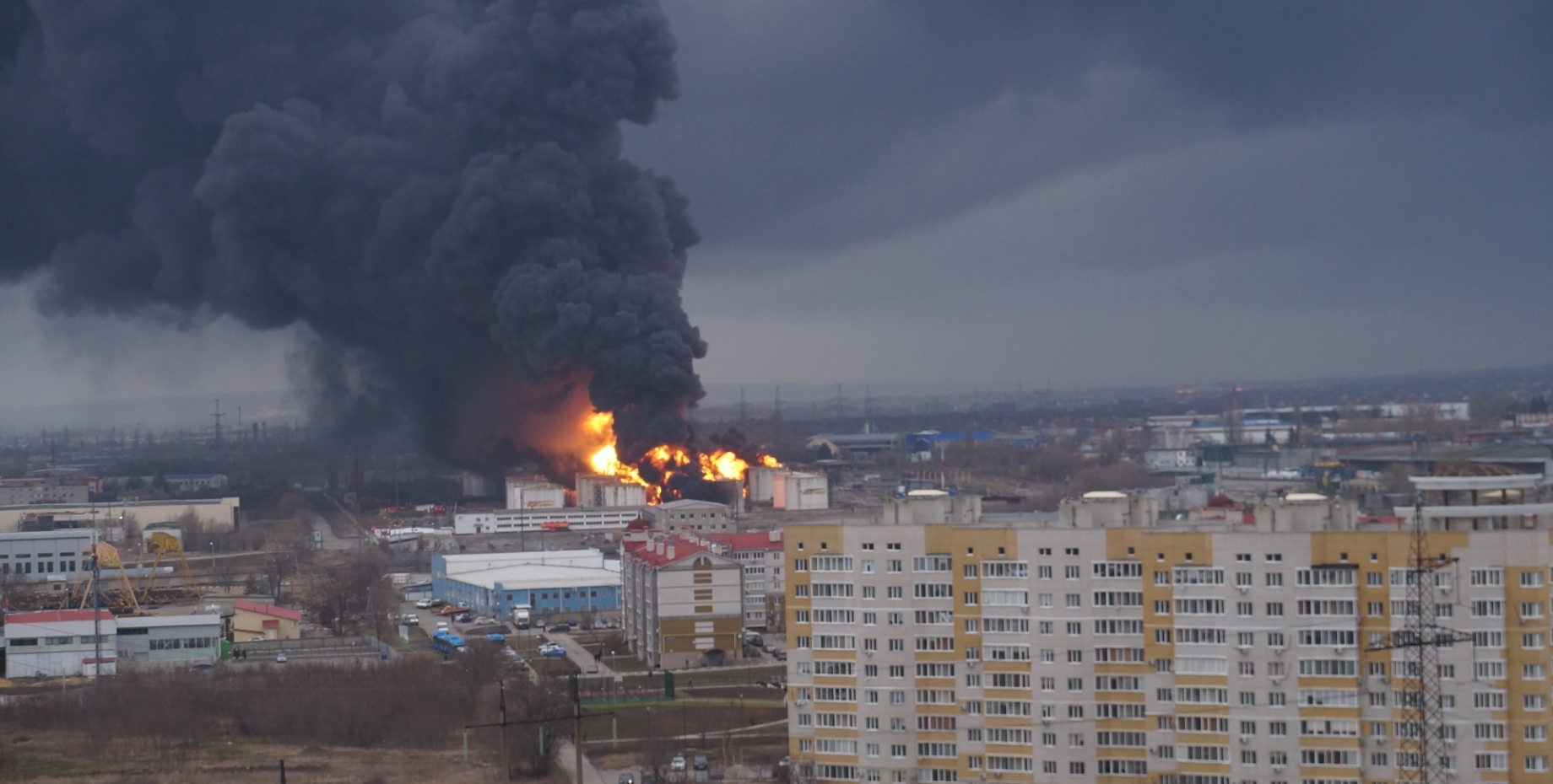 Удар по белгороду 1 января. Атака на нефтебазу в Белгороде. Белгороде загорелась Нефтебаза. Вертолеты ВСУ Белгород Нефтебаза. Белгород вертолеты Нефтебаза взрыв.