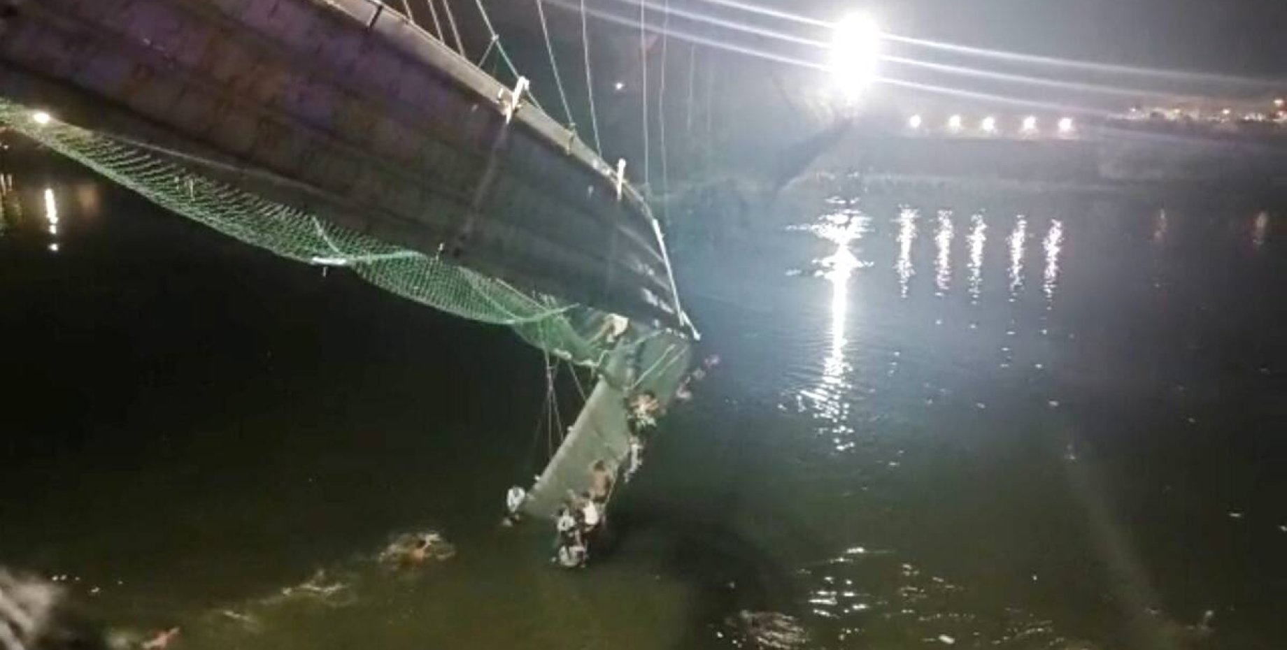 Сколько людей погибло на мосту. Пешеходный мост в Индии. Вантовый мост в Индии. Гуджарат Индия мост. Рухнул подвесной мост.