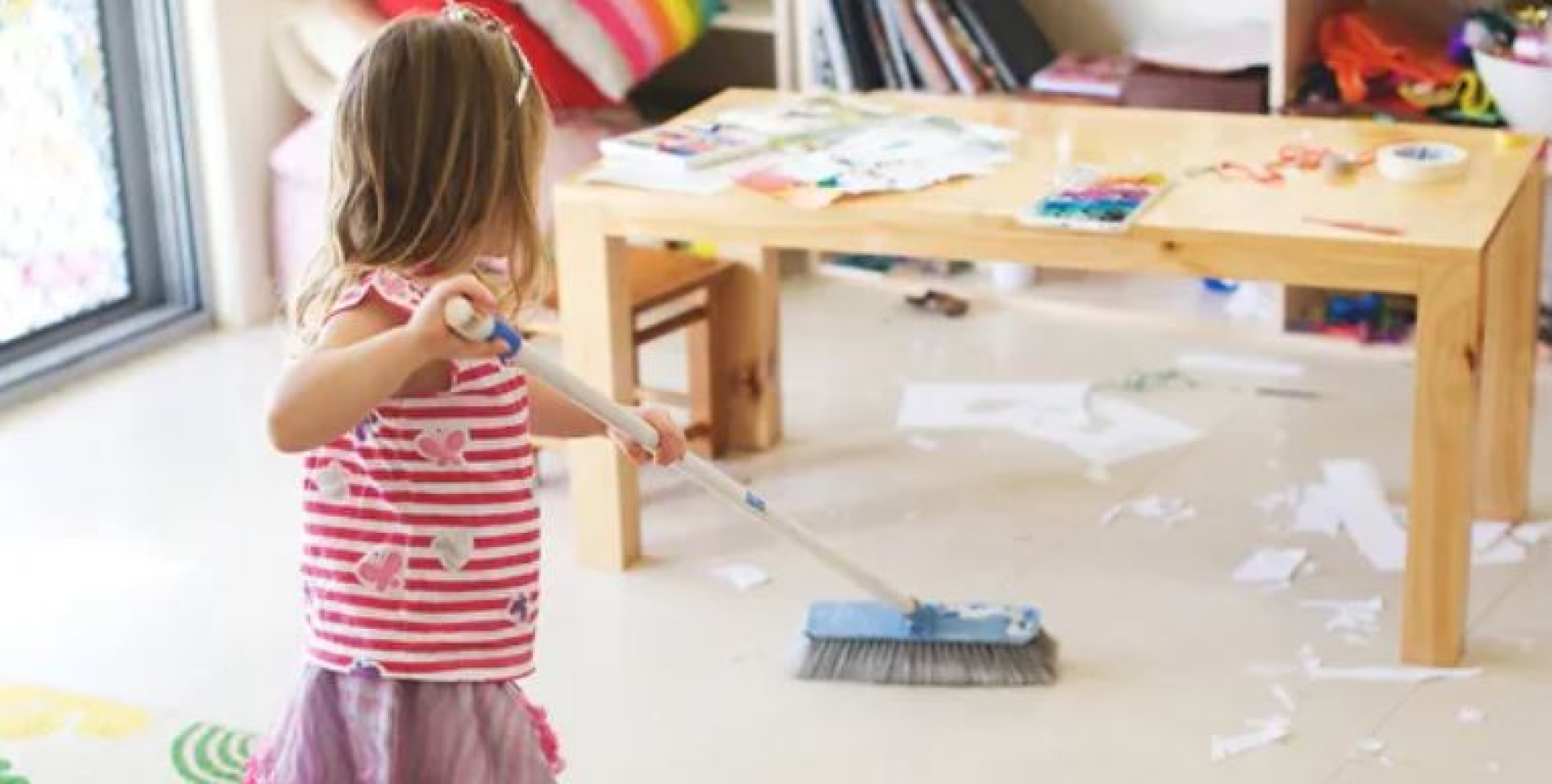 Ребенок убирает. Как дети убирают комнату. Уборка дома дети. Уборка игрушек. Наводить порядок в комнате.