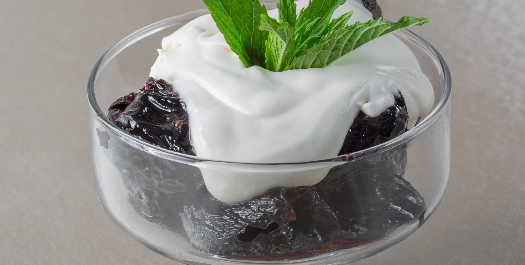 Сметанный желейный десерт с черносливом и грецкими орехами