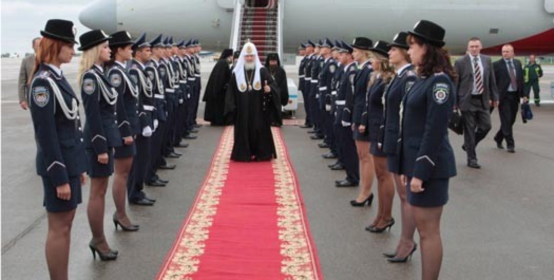 патриарх девушка. патриарх кирилл гундяев яхта. яхта патриарха гундяева. священник и девушка. патриарх кирилл в бабами.