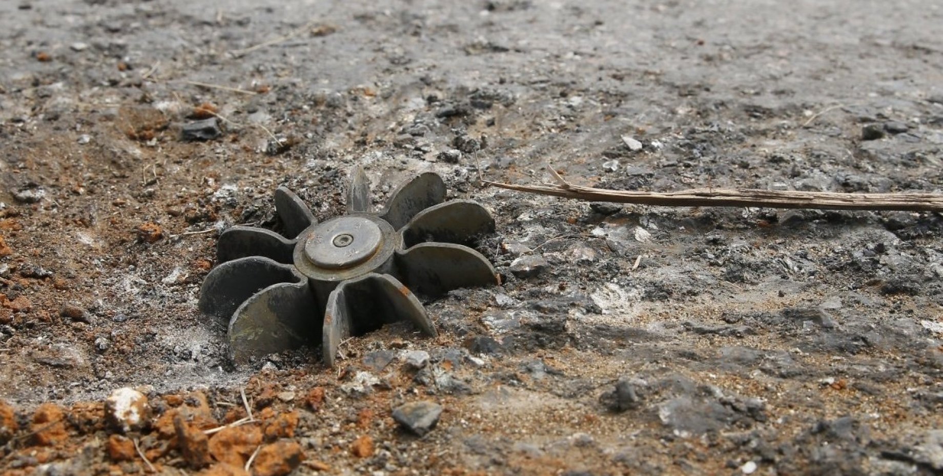 Разрыв мины. Неразорвавшиеся снаряды в Донбассе.