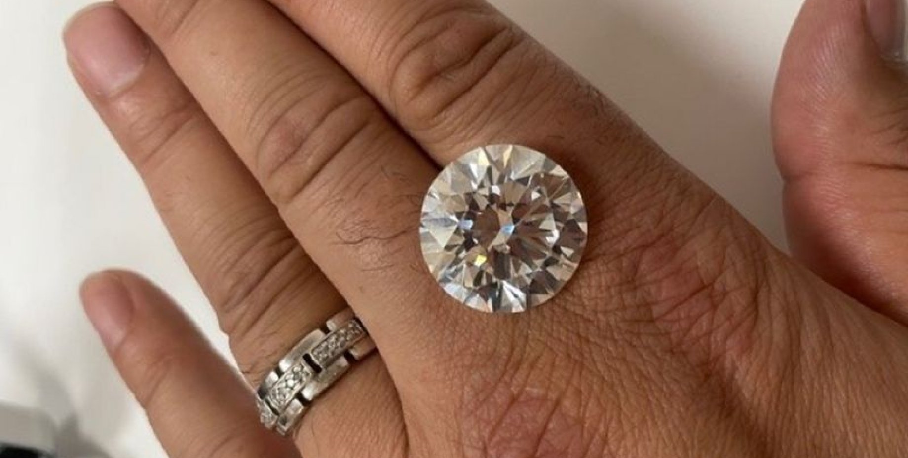 Алмаз цена. 034 Карата бриллианта. Дешевые бриллианты. Кольцо на пальце в 0,34 карата. Русский бриллиант.