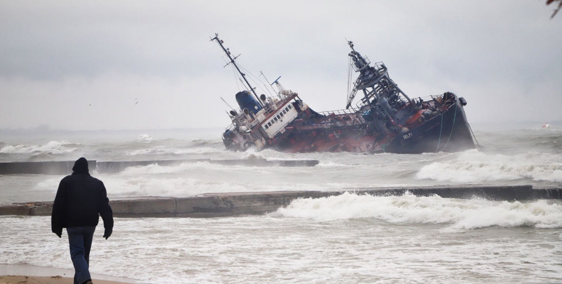 Потерпевшее бедствие. Затонувший танкер в Одессе. Балкер в шторм. Танкер DELFI крушение. Затонувший корабль в Одессе.