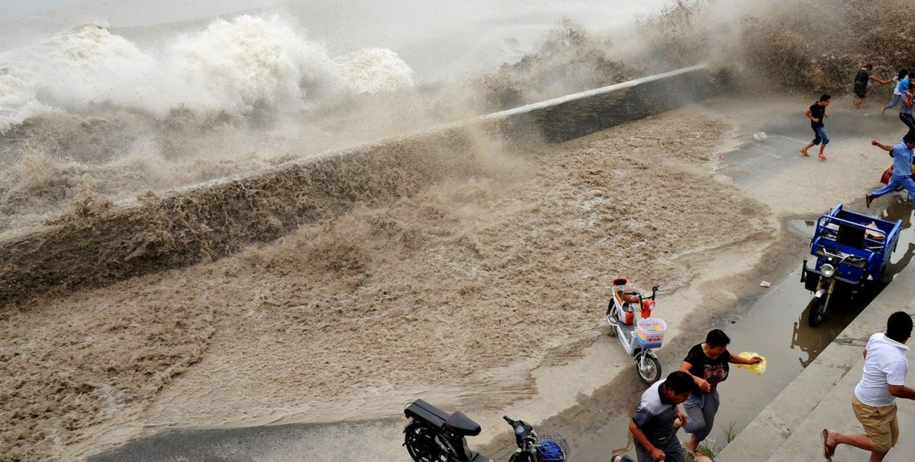 Приливная волна славы. Цяньтан приливная волна. Река Цяньтан приливная волна. Приливная волна 2009 ЦУНАМИ. Река Цяньтан.