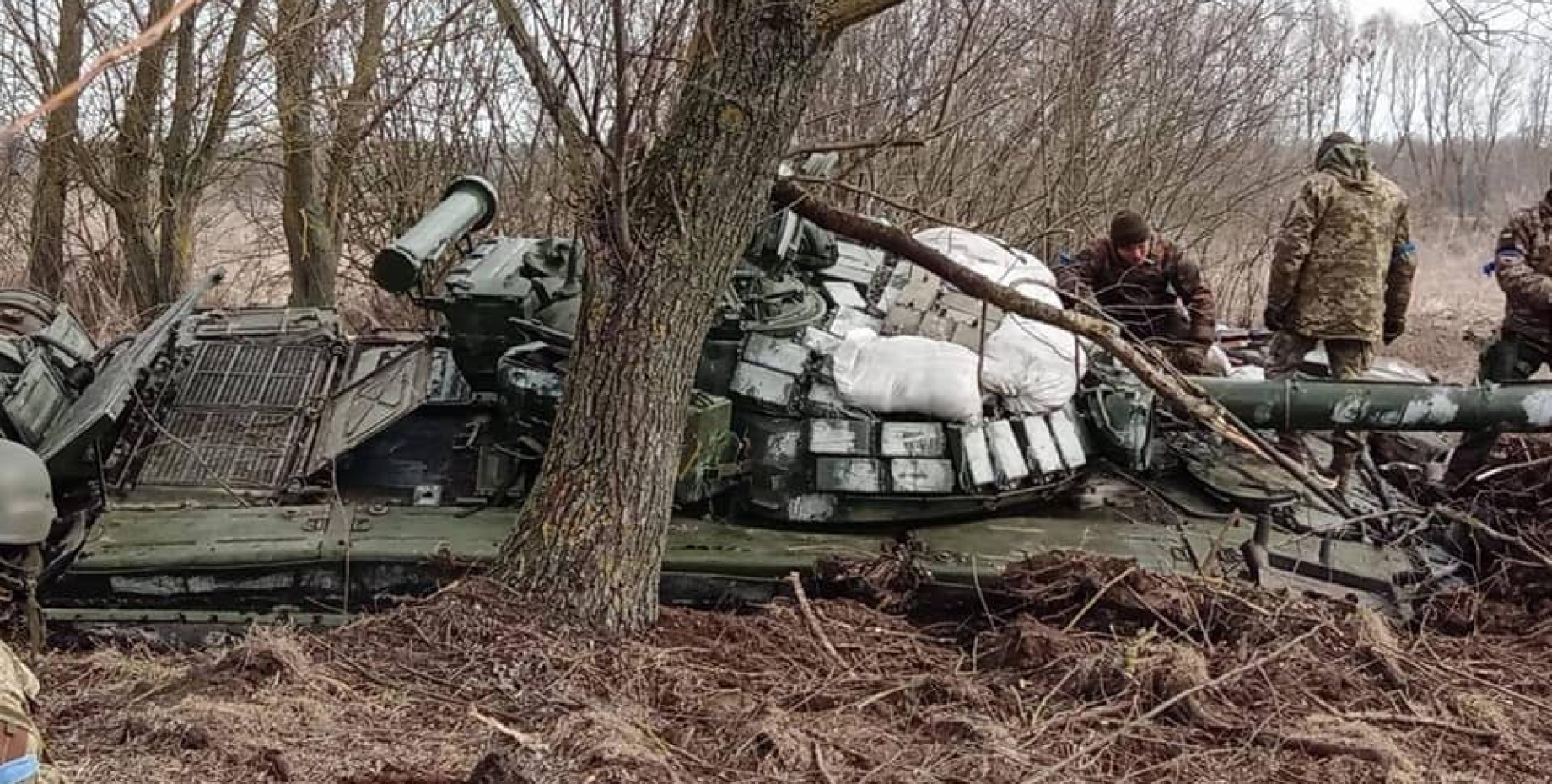 Экипаж российского танка уничтожил. Ирпень бои. Чернигов сегодня новости последнего часа.