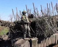 "Как мясо на шампур": в РФ показали танк-еж Т-72 с "суперзащитой" от дронов ВСУ (видео)