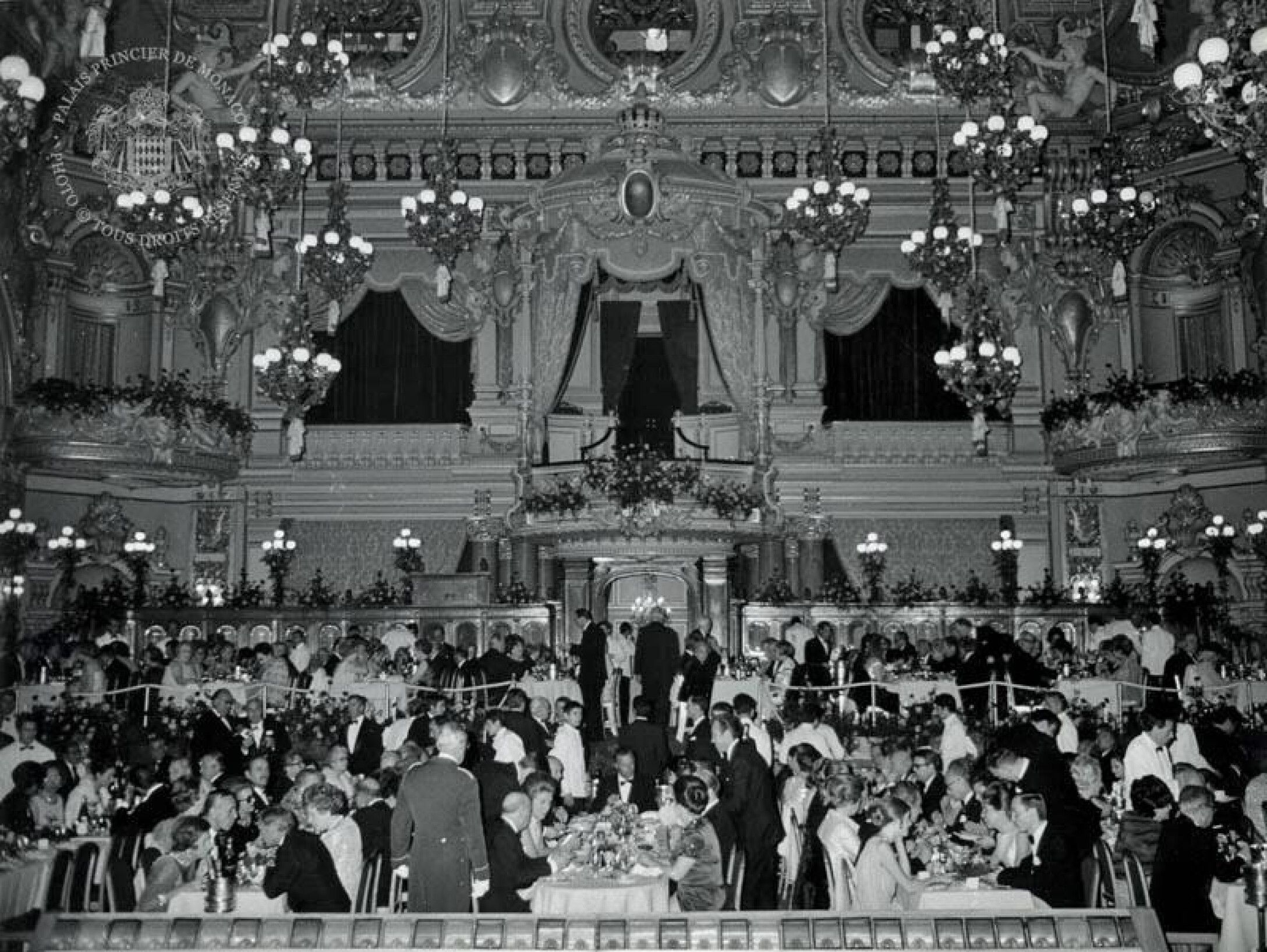 Грейс келли на балу красного креста 1962 фото