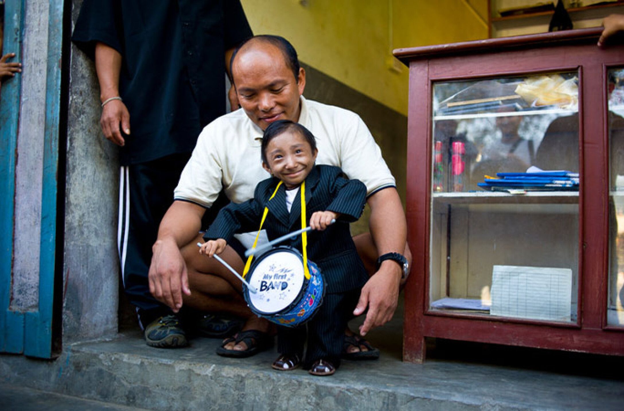 Самого взрослого человека. Хагендра тапа Магар. Самый маленький человек в мире Хагендра тапа Магар. Хагендра тапа Магар рост. Маленький Будда Непал Кахендра.