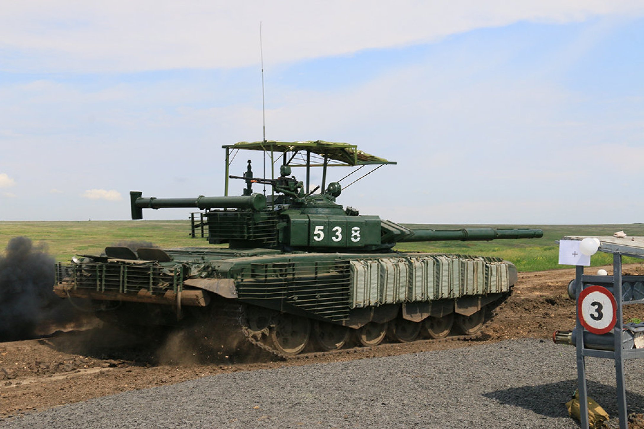 Танк против 8 украинских танков. Т-72б3 с козырьком. Т 72 С козырьком. Противоракетный козырек т-72б3. Т-72 С козырьком от Джавелинов.